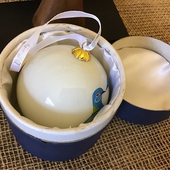 Dillard’s 2008 Two Turtle Doves inside painted glass ornament.  2nd in a series. - Picture 6 of 7